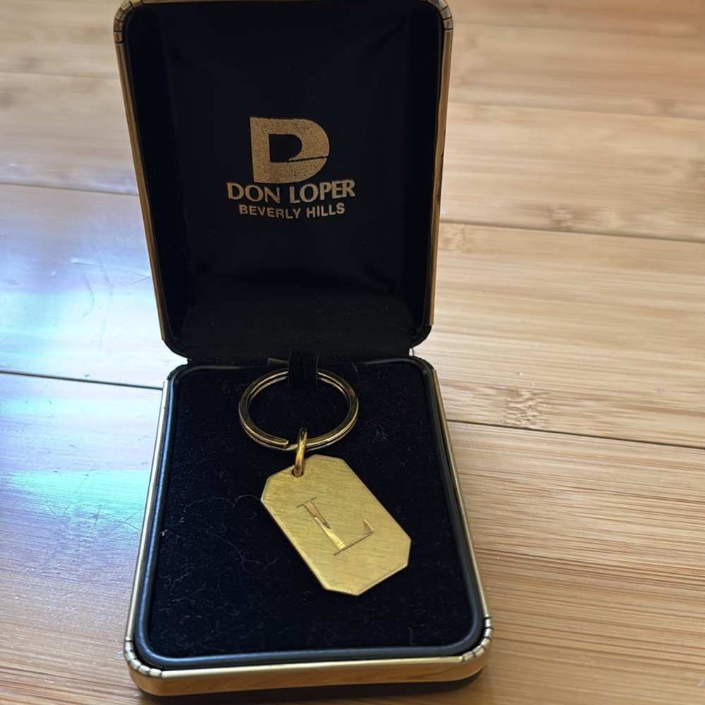 Don Loper Beverly Hills Gold Toned keychain monogram “L”